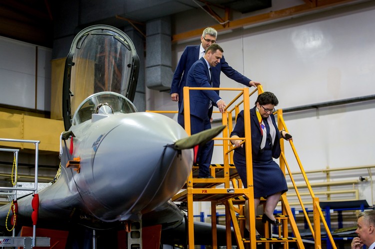 Minister spraw wewnętrznych Teresa Piotrowska (schodzi po schodkach) w Wojskowych Zakładach Lotniczych nr 2 w Bydgoszczy