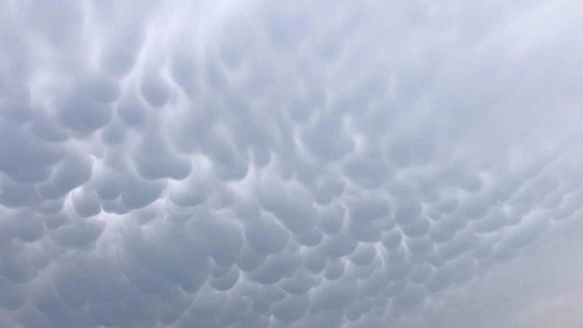 Chmury mammatus nad Warszawą