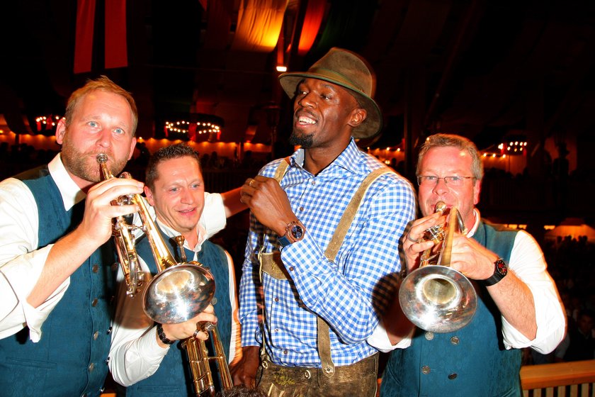 Hektolitry piwa i tłumy seksownych kobiet! Tak Usain Bolt bawił się na Oktoberfest! GALERIA