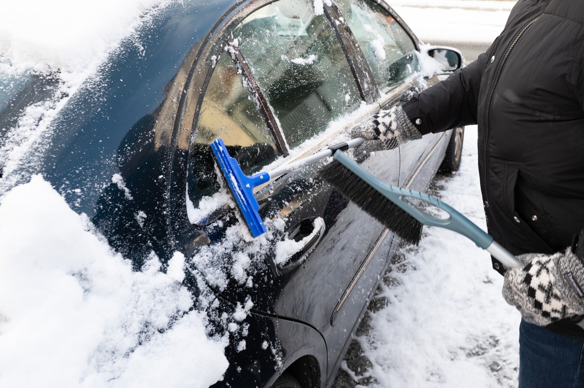 „Wizjer czołgisty”, jazda „na bałwana”, zapaćkane "blachy": sprawdź, o czym musisz pamiętać przed jazdą by nie dostać mandatu