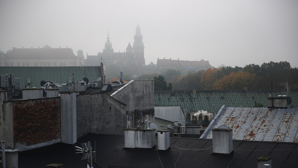 Zanieczyszczone smogiem powietrze w Krakowie.