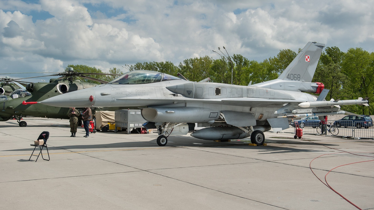 W lotnictwie wojskowym brakuje około 30 proc. pilotów samolotów F-16 – dowiedział się nieoficjalnie Onet. Kolejni odejdą niebawem. Co na to wojsko? Na pytanie, ilu pilotów "Jastrzębi" odeszło, otrzymaliśmy taką odpowiedź: "Nie prowadzimy statystyki zwolnień z zawodowej służby wojskowej z podziałem na poszczególne specjalności wojskowe".