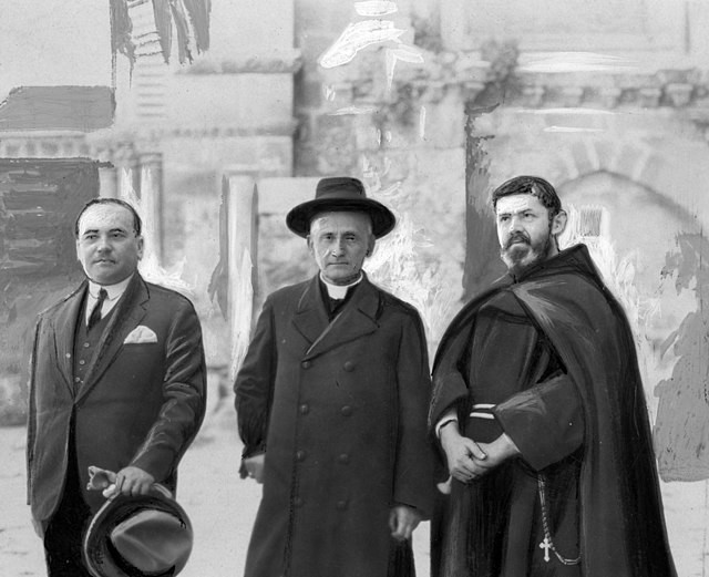 Abp Adam Sapieha (w środku) oraz konsul generalny RP w Jerozolimie Tytus Zbyszewski i o. Aureliusza Borkowski przed wejściem do Bazyliki Grobu Pańskiego. Jerozolima, 1930 r.