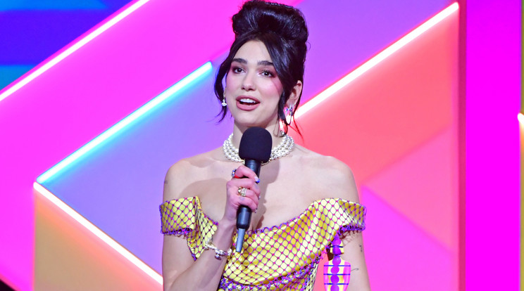 Dua Lipa a Versace modellje lett /Fotó: Northfoto