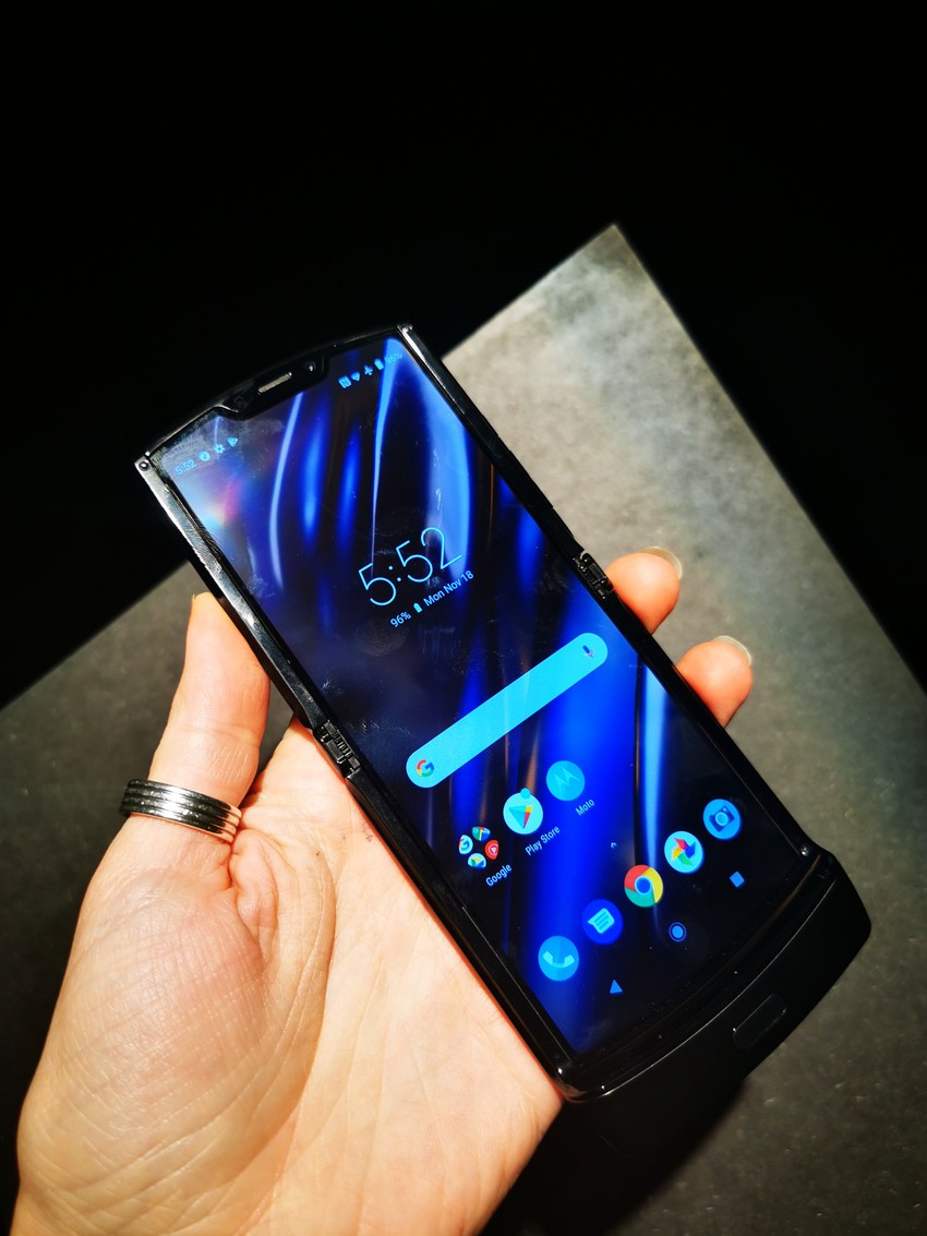 razr kada se rasklopi ima ekran od 6,2 inča, sklopljen ima 2,7