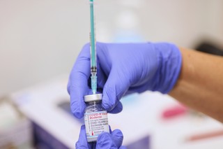 Francuski przymus, polskie zachęty. Czy szczepienia na COVID-19 będą obowiązkowe?