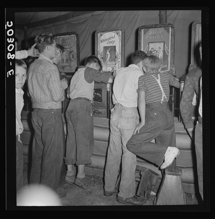 Młodzież przy pornograficznych automatach Fot. Marion Post Wolcott  Library of Congress Public Domain
