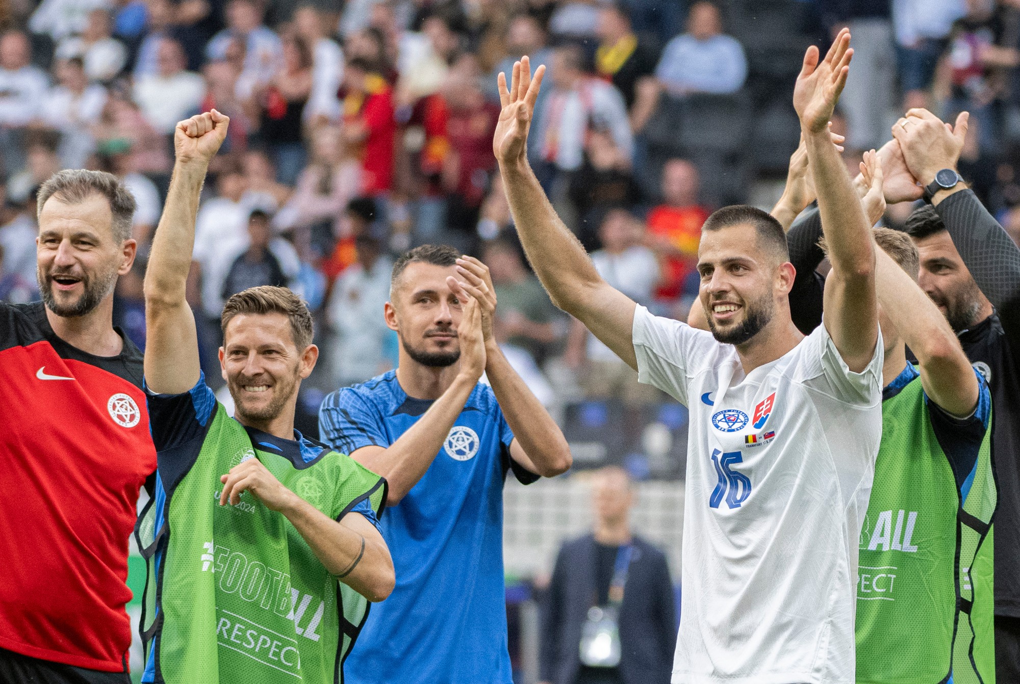 Slovenskí futbalisti sprava Dávid Hancko, strelec jediného a víťazného gólu Ivan Schranz a Patrik Hrošovský ďakujú fanúšikom.
