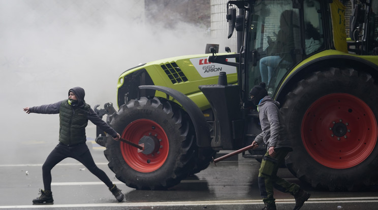 Tüntetők a farmerek tüntetésén 2024. február 26-án Brüsszelben, Belgiumban / Fotó: Getty Images