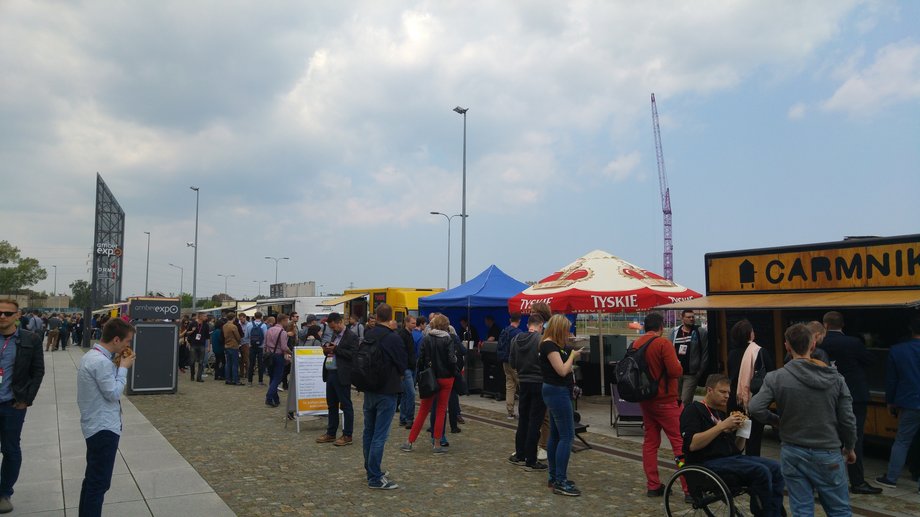 Na głodnych przed Amber Expo czekały foodtrucki.