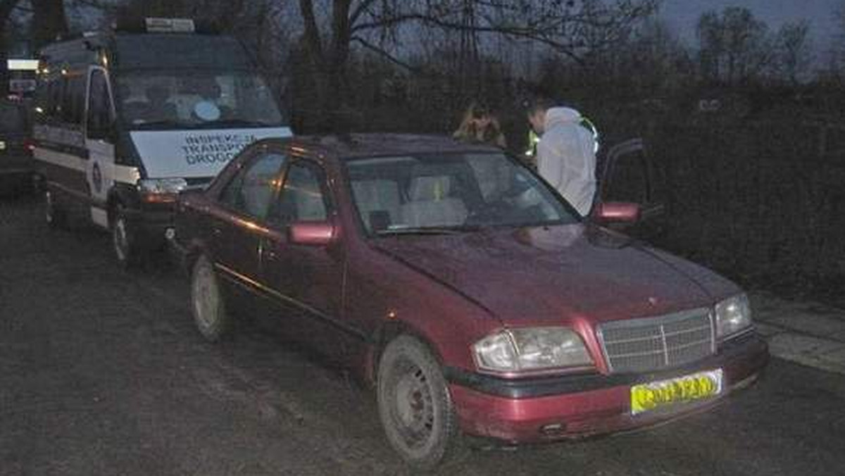 W Słupsku zatrzymano po raz pierwszy kierowcę, który poruszał się pojazdem bez oznaczeń i wyposażenia wymaganego w taksówce, a przewoził pasażerów za pieniądze. Akcja odbyła się po interwencji taksówkarzy i posła Roberta Biedronia.