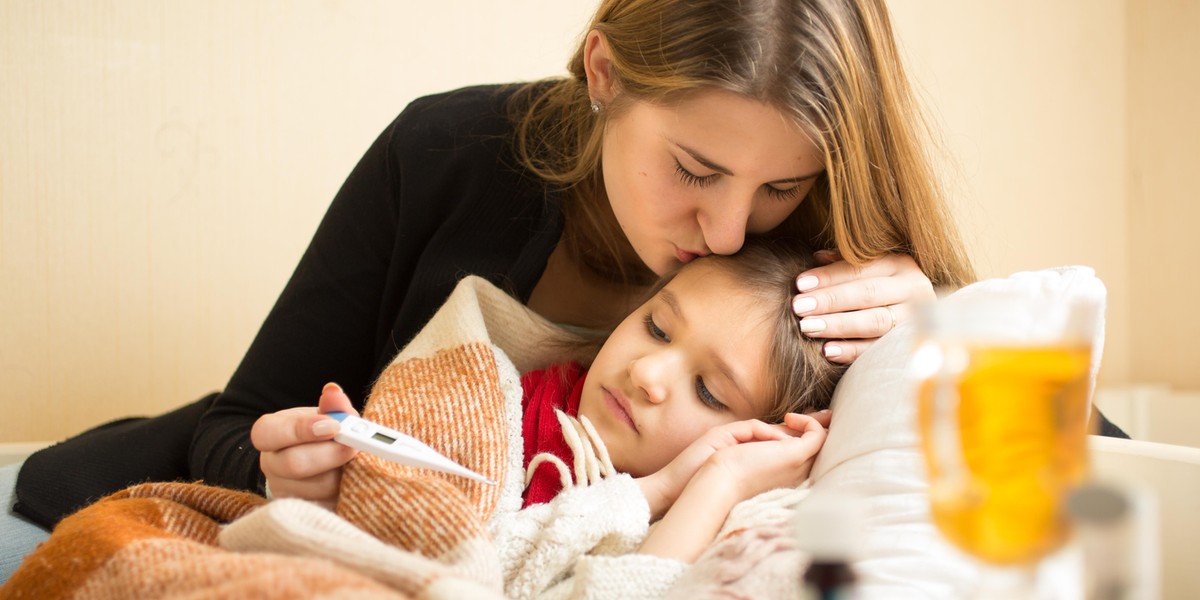 Jak zbić wysoką temperaturę wysoką gorączkę u dziecka? Najlepsze sposoby 