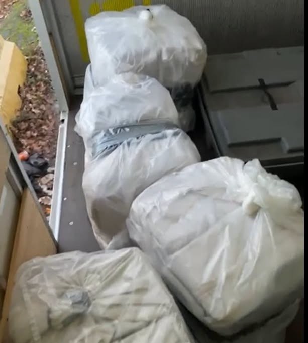 Celkový objem prepravovaných a distribuovaných omamných a psychotropných látok podľa doterajších zistení presiahol niekoľko ton. 