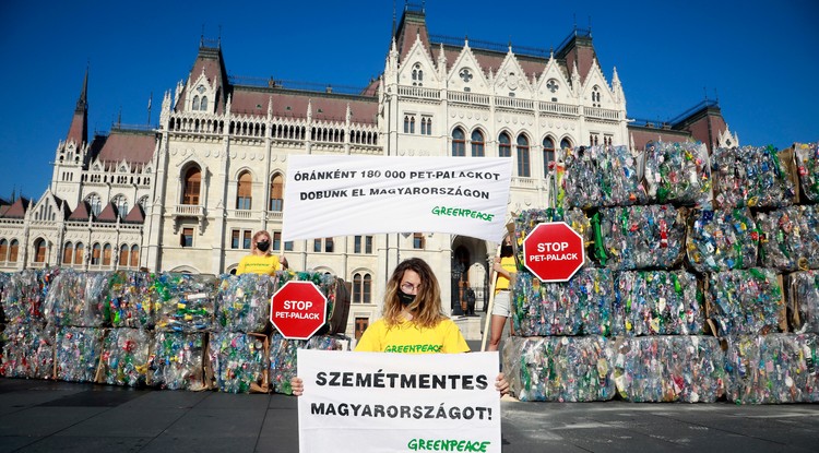 PET-palackok a Parlament előtt