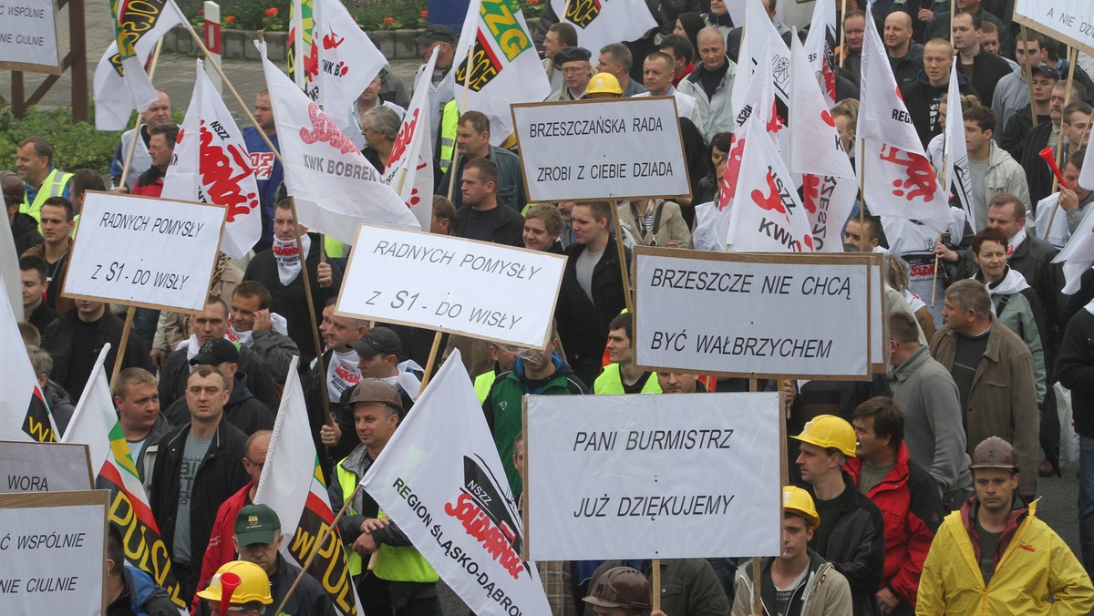 Około 8 tys. osób demonstrowało w czwartek w Brzeszczach (Małopolskie) w obronie miejscowej kopalni, której istnieniu - ich zdaniem - zagraża przebieg planowanej drogi ekspresowej S1. Po manifestacji doszło do przepychanek z policją.