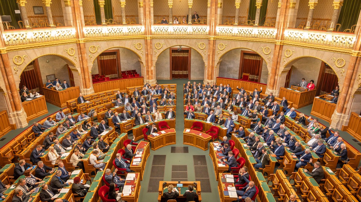 Kérdések és válaszok az országgyűlésben: komoly ügyek merültek fel ma a parlamentben