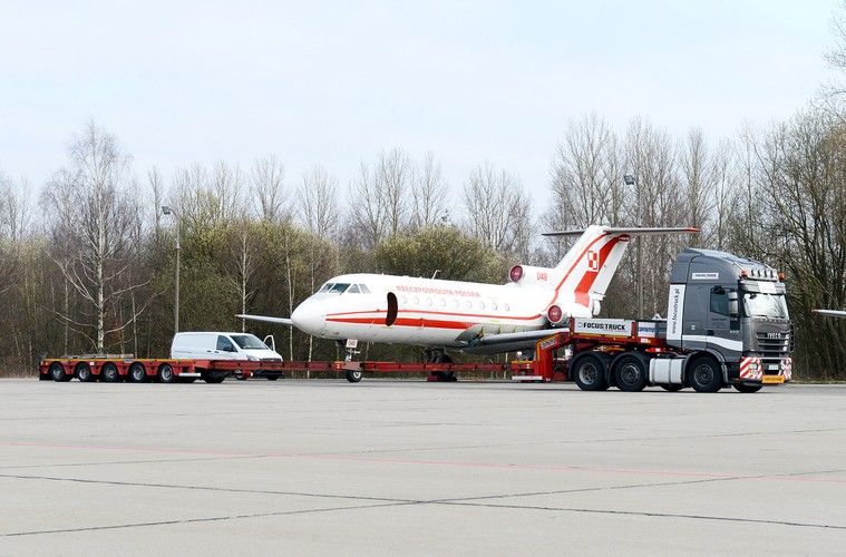 IVECO Stralis i samolot Jak-40