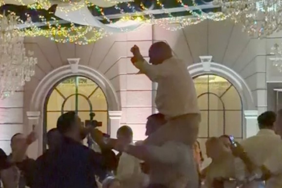 LOM DO SITNIH SATI Uzavrela atsmofera na veselju Uroša Živkovića: Đani se POPEO GOSTU NA KRKAČE, svi ga opklolili! Pevač u transu (VIDEO)