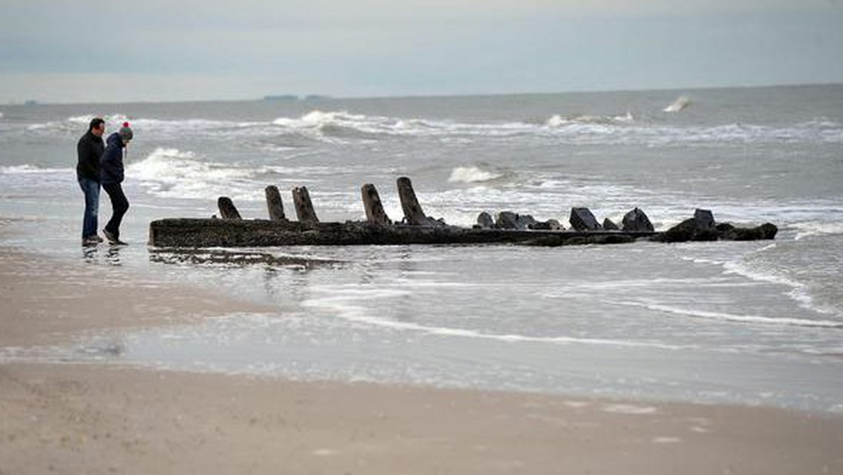 Wrak prawdopodobnie dziewiętnastowiecznej jednostki handlowej, którą morze wyrzuciło niedawno na plażę w Międzywodziu (Zachodniopomorskie), zostanie przeniesiony do Kamienia Pomorskiego - poinformował w środę Wojewódzki Urząd Ochrony Zabytków w Szczecinie.