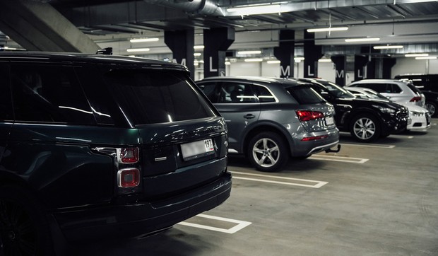 Luksuzni automobili sa ruskim tablicama aerodrom Helsinki