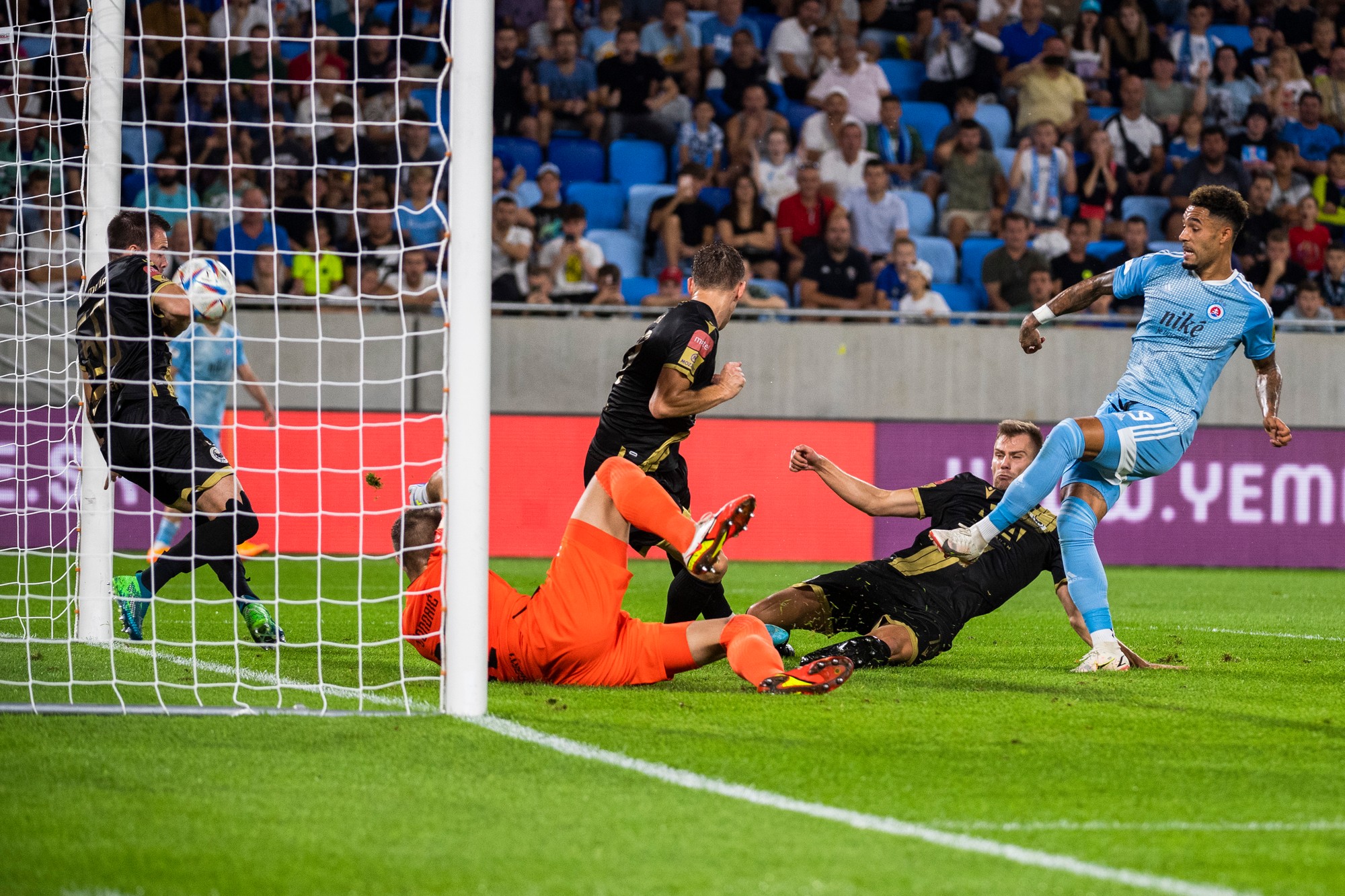 Vpravo André Green (Slovan) strieľa na bránu.