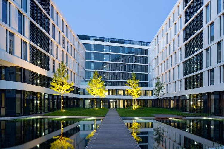 Business Garden otrzymał I nagrodę w zainaugurowanym w 2015 roku przez Ministra Środowiska konkursie Projekt: Przestrzeń. Kompleks został wyróżniony w kategorii projektów komercyjnych za przemyślany projekt architektury krajobrazu, podnoszący wartość estetyczną przestrzeni miasta. Doceniony został ogólnodostępny ogród, który wyróżnia się wysokimi walorami przyrodniczymi i użytkowymi.