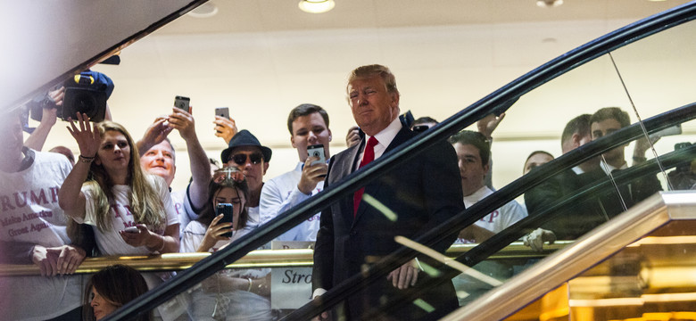 Trump zjeżdża po schodach ruchomych, czyli 10 sekund, które odmieniło Amerykę