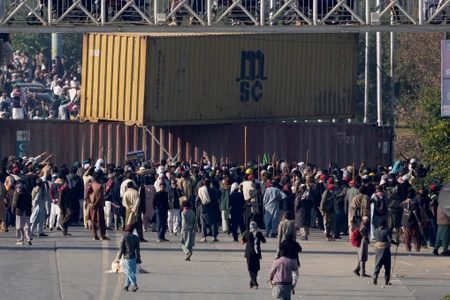Sukobi u Pakistanu između pristalica Imrana Kana i snaga bezbednosti, marš na Islamabad.jpg