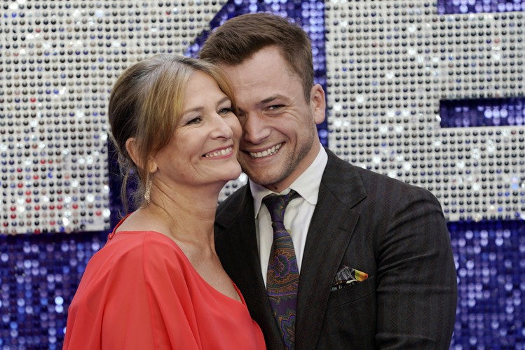 Taron Egerton z mamą, Christine na premierze filmu 'Rocketman'