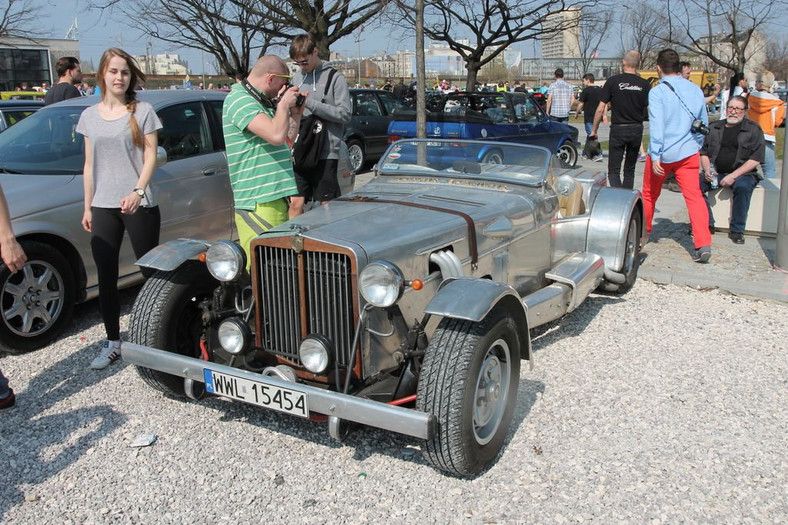 Youngtimer Warsaw 2015 - parada pod Stadionem Narodowym