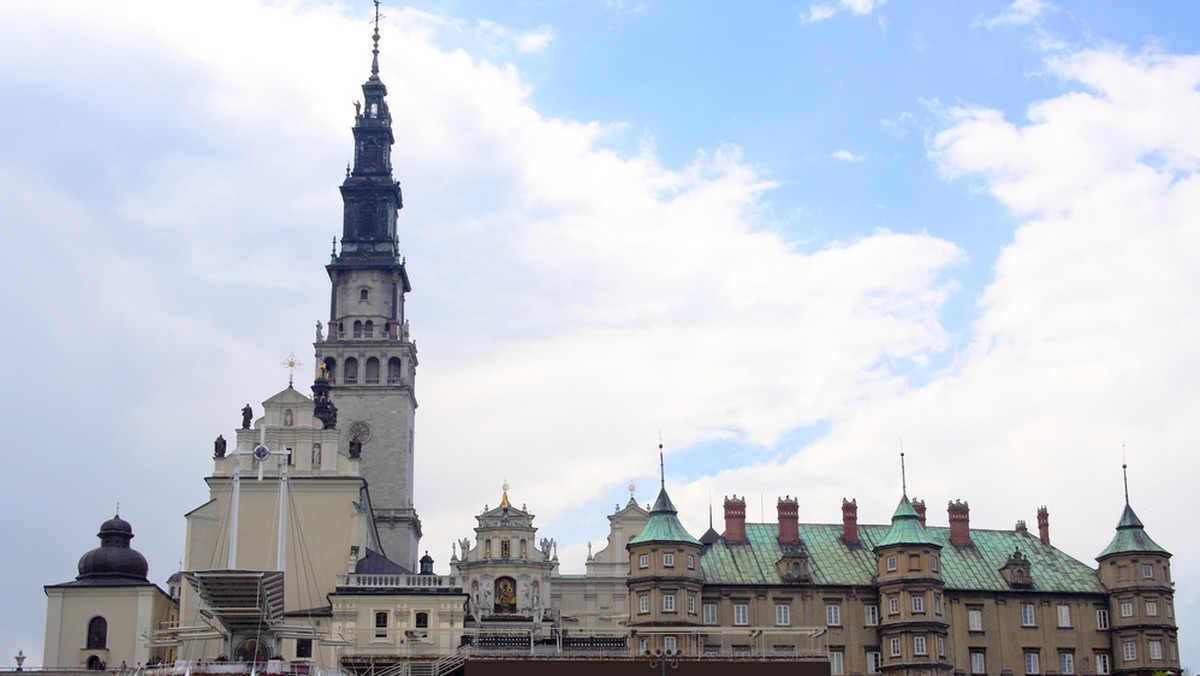 Zgodnie z nowymi przepisami porządkowi prowadzący Jasnogórskie pielgrzymki, muszą przejść odpowiednie szkolenie, a także zaopatrzyć się m.in. w specjalny lizak z... homologacją, donosi "Dziennik Polski".