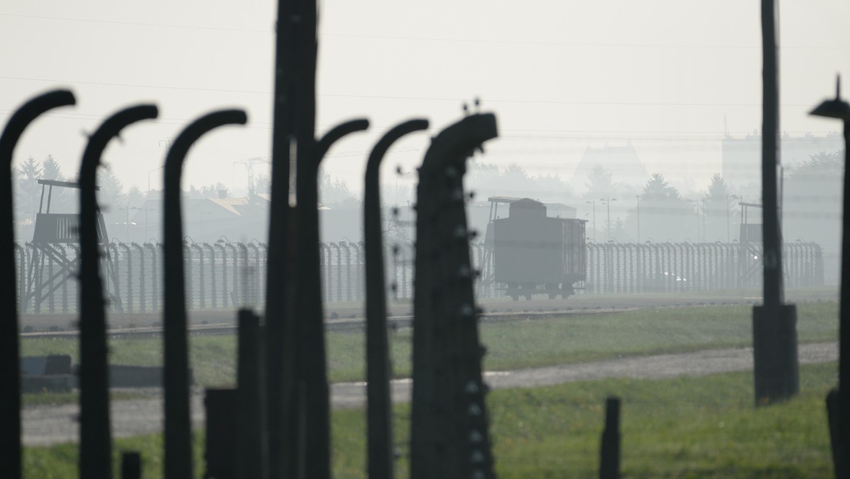 Około 4300 Romów i Sinti zamordowanych w pierwszym, niemieckim obozie zagłady Kulmhof w Chełmnie nad Nerem upamiętni pomnik odsłonięty 3 sierpnia w lesie rzuchowskim, na terenie byłego obozu. Według szacunków, zginęło tam ok. 200 tys. osób, głównie Żydów.