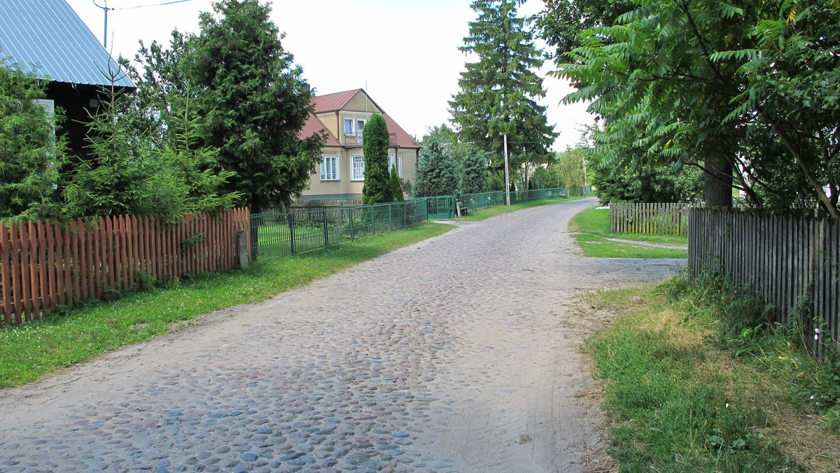 W Dudkach-Kolonii na Podlasiu mówią, że nie da się tu przetrwać bez własnych czterech kółek lub choćby jednośladu. To jedna z wielu miejscowości w Polsce, do których nie dociera żaden transport zbiorowy. Niezmotoryzowani mieszkańcy mogą liczyć wyłącznie na pomoc rodziny i sąsiadów. Mimo że Ministerstwo Infrastruktury i Budownictwa długo pracowało nad nowelizacją ustawy o transporcie publicznym, na mapie Polski wciąż mamy białe plamy.