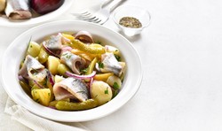 Ten weekend to czas "śledzików". Szybkie i proste sałatki z tą rybą [PRZEPISY]