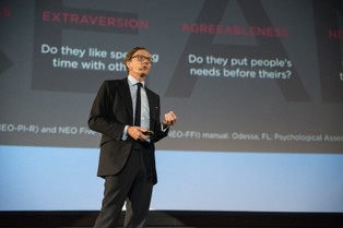 W pobliżu siedziby Cambridge Analytica znaleziono podejrzaną paczkę