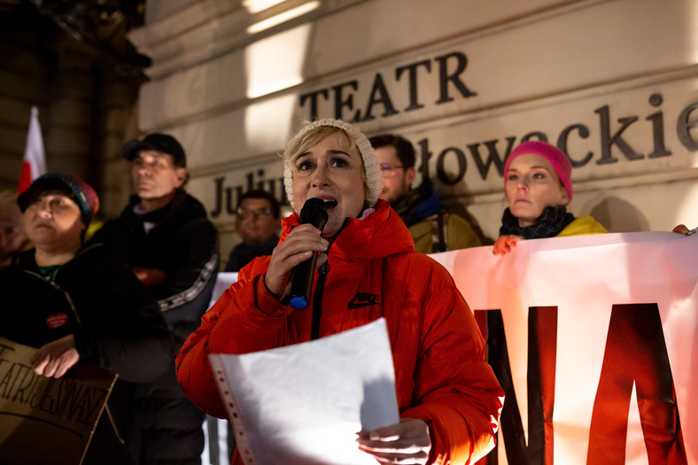 Dominika Bednarczyk-Krzyżowska podczas protestu przeciw rozpoczęciu procedury odwołania Krzysztofa Głuchowskiego z funkcji dyrektora Teatru im. Juliusza Slowackiego w Krakowie