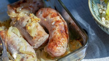 biała kiełbasa pieczona w cebuli i piwie. soczysta, rumiana, z natural
