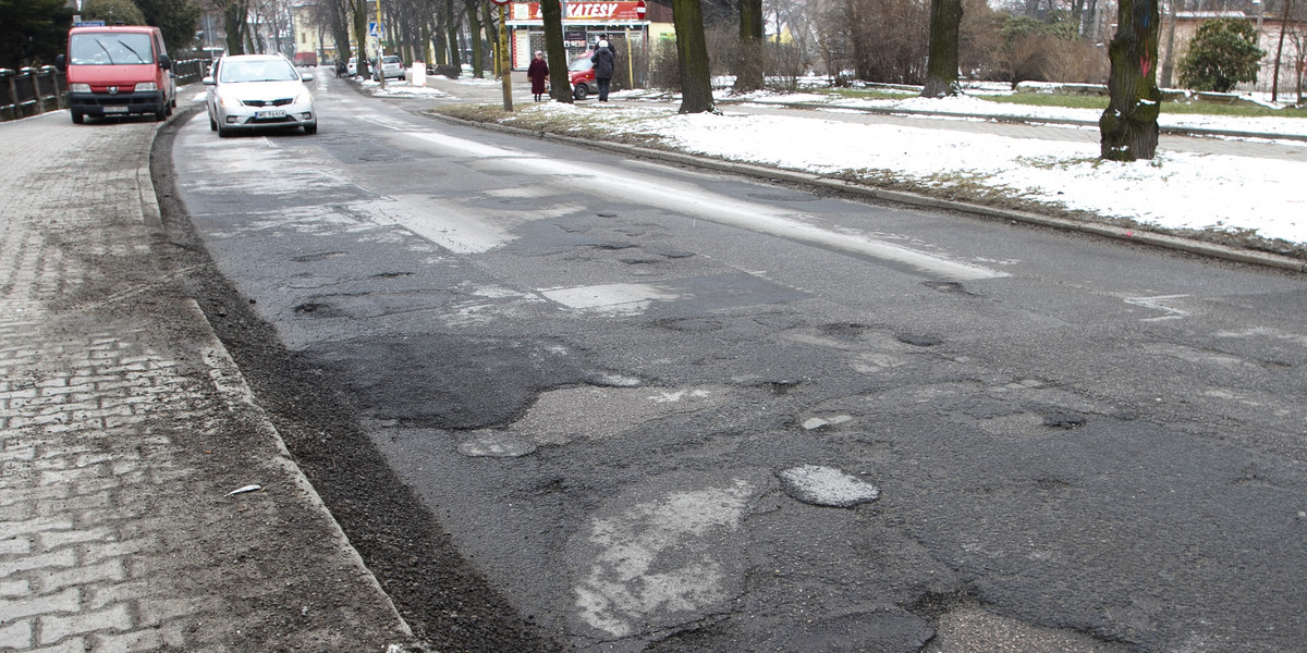 Zarząd Dróg w Gliwicach ma piękna siedzibę, ale dziurawą drogę dojazdową.