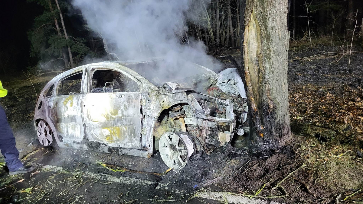 Tragiczny wypadek w Wielkopolsce. Samochód spłonął, w środku znaleziono ciało