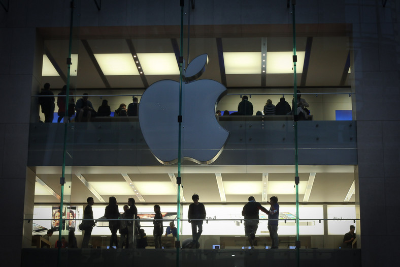 Wygaszone logo Apple'a po śmierci Steve'a Jobsa na fasdzie sklepu firmy w Sydney, fot. Ian Waldie/Bloomberg
