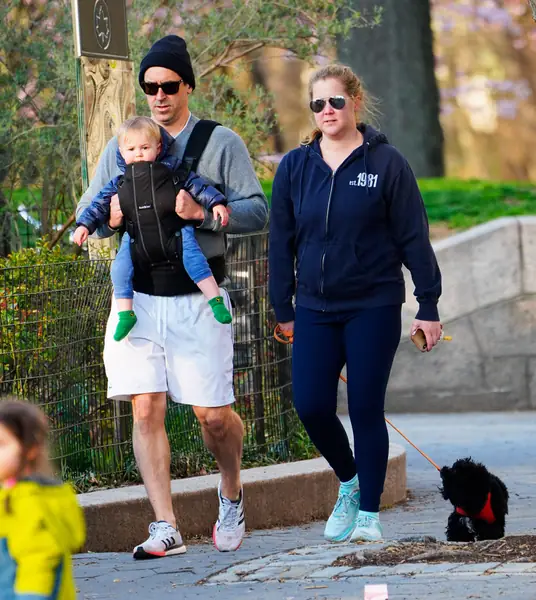 Chris i Amy na spacerze z synkiem / Jackson Lee / Contributor Getty Images