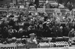 'Towarów jest dość, tylko trzeba umieć szukać'. Przedświąteczne zakupy w czasach PRL [WIDEO]