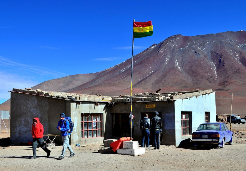 Turyści oczekujący na kontrolę paszportów w punkcie granicznym w Boliwii
