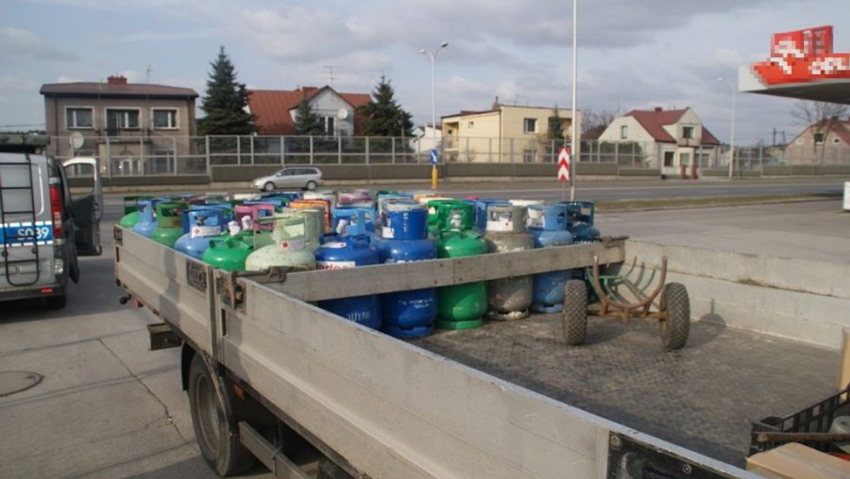 To mogło naprawdę skończyć się bardzo źle. Policja z kieleckiej drogówki zatrzymała dostawczy samochód, jadący bez świateł. Jak się okazało, powodem awarii oświetlenia był poważny wyciek paliwa, które rozlało się po całej komorze silnika.