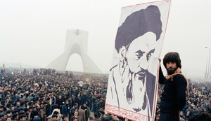 Iranski demonstranti sa slikom šaha Mohamada Reze Pahlavija u Teheranu 9. oktobra 1978. 