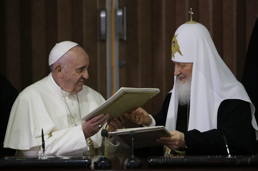 Papież Franciszek i patriarcha moskiewski Cyryl podczas spotkania w Hawanie.
