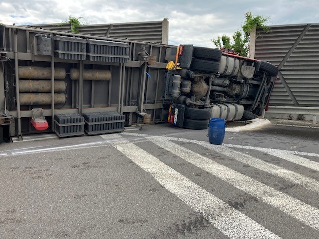 Pri nehode kamióna a osobného auta na R1 pri Nitre sa zranila jedna osoba.