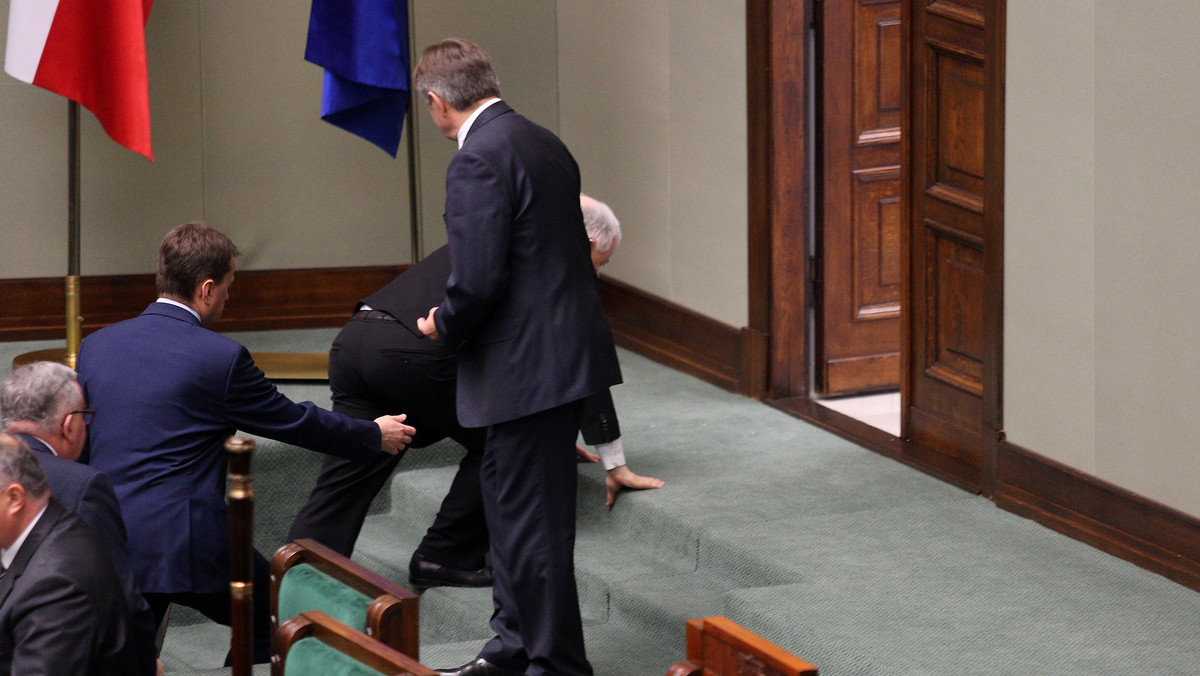 Po wygłoszeniu exposé premier Beaty Szydło prezes Jarosław Kaczyński, wychodząc z sali sejmowej, potknął się na schodach, co zostało szybko uchwycone przez zgromadzonych wewnątrz fotoreporterów.