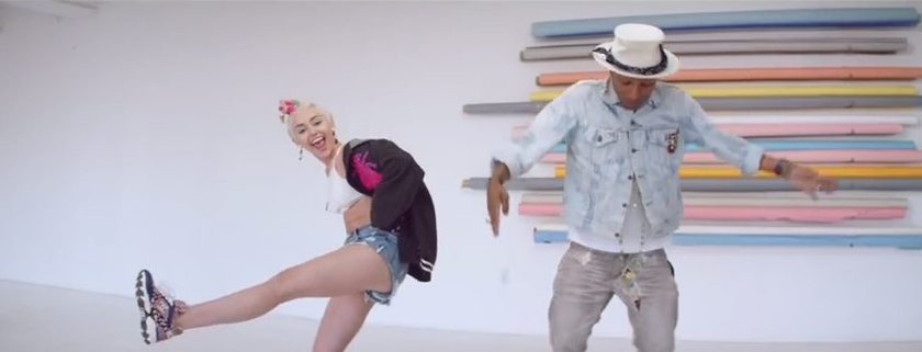 Miley Cyrus i Pharrell Williams w teledysku "Come Get It Bae"