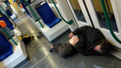 Húgyban, sz*rban utazunk: gyomorforgató dolgok zajlanak a budapesti villamosokon – fotók